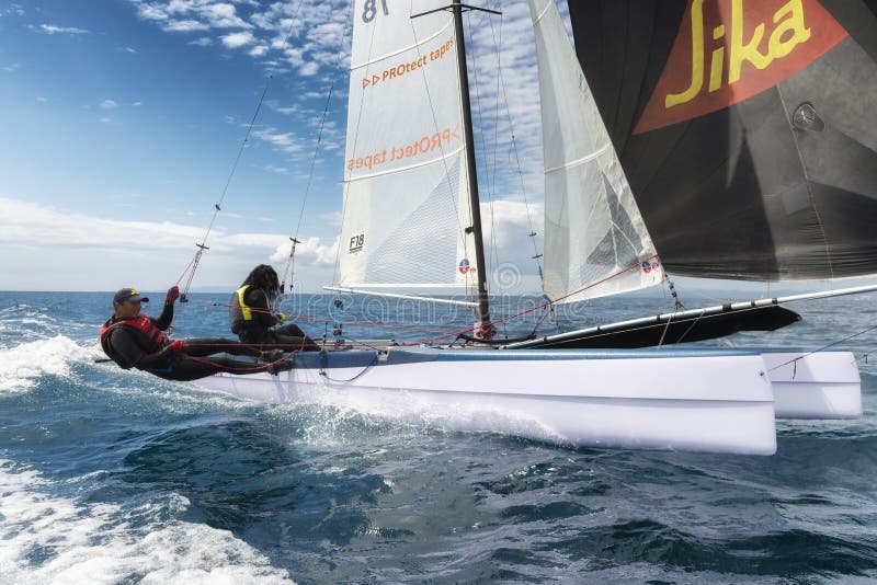 couples d'athlète sur le bateau à voile pendant la régate de catamaran de ressortissant de la formule 18 photo libre de droits couples d'athlète sur le bateau à voile pendant la régate de catamaran de ressortissant de la formule 18 photo libre de droits