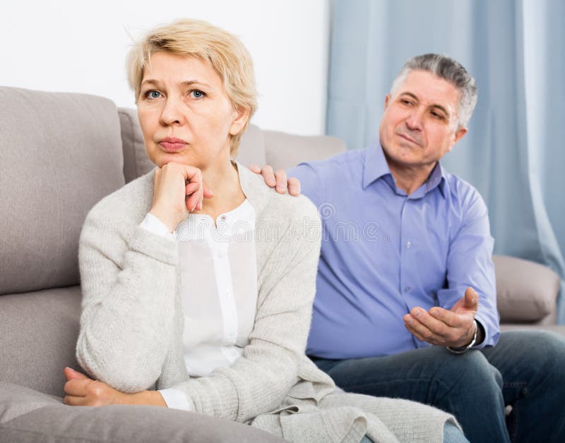 Couples d'une cinquantaine d'années se disputant à la maison les uns avec les autres photo stock Couples d'une cinquantaine d'années se disputant à la maison les uns avec les autres photo stock