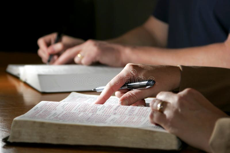 Couples d'étude de bible images libres de droits