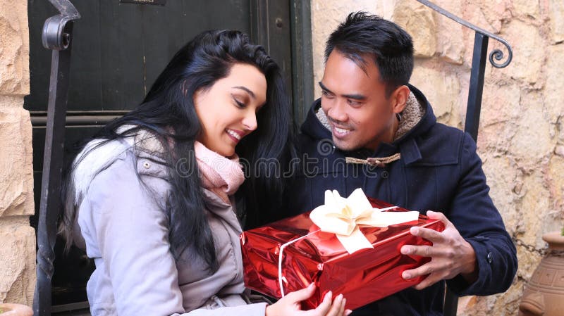 Couples dans l'amour Homme étonnant son amie photographie stock Couples dans l'amour Homme étonnant son amie photographie stock