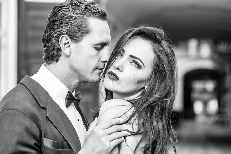 Couples dans l'amour Le marié beau tient la belle jeune mariée photographie stock Couples dans l'amour Le marié beau tient la belle jeune mariée photographie stock