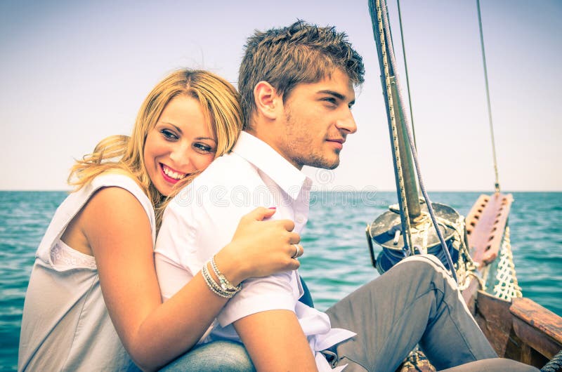 Couples dans l'amour - lune de miel sur le bateau à voile