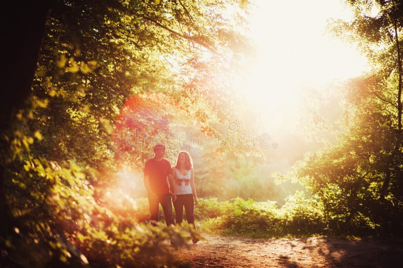 Couples dans l'amour marchant en parc image libre de droits Couples dans l'amour marchant en parc image libre de droits