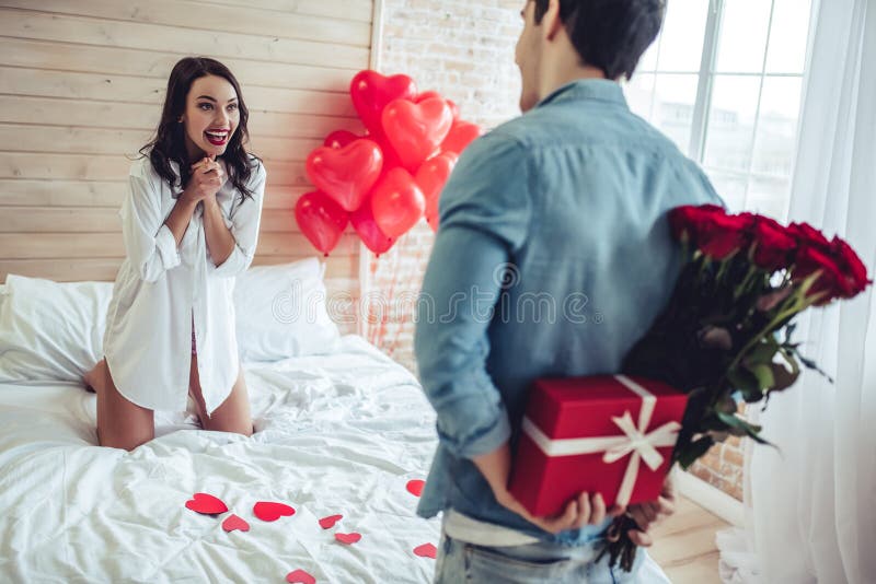 Couples dans la chambre à coucher photo stock Couples dans la chambre à coucher photo stock