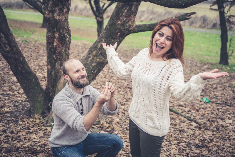 Couples dans la proposition de mariage d'amour image stock Couples dans la proposition de mariage d'amour image stock