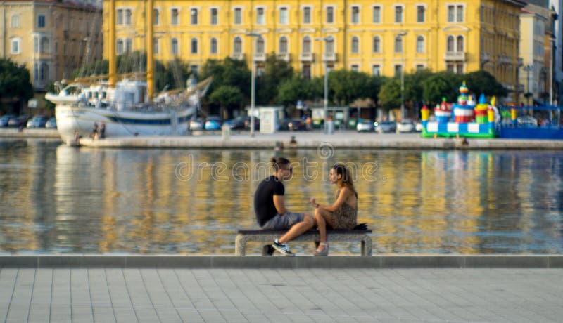 Couples dans le port, Rijeka, Croatie image libre de droits Couples dans le port, Rijeka, Croatie image libre de droits