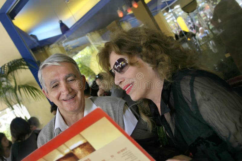 Couples dans un restaurant photo libre de droits Couples dans un restaurant photo libre de droits