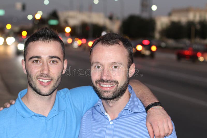 Couples de deux hommes appréciant la vie de nuit de ville photographie stock libre de droits Couples de deux hommes appréciant la vie de nuit de ville photographie stock libre de droits