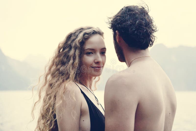 Couples de déplacement ayant un moment romantique image stock Couples de déplacement ayant un moment romantique image stock
