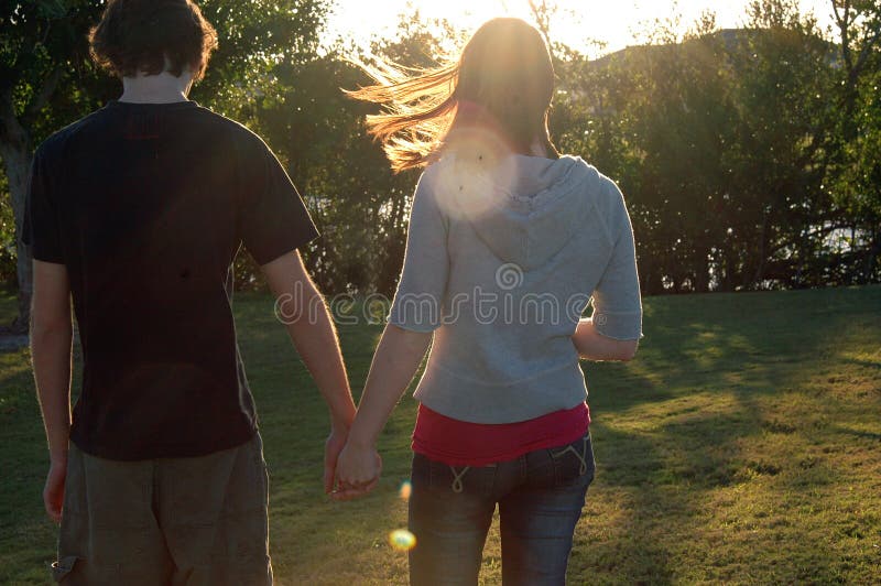 Couples de l'adolescence en stationnement photographie stock libre de droits Couples de l'adolescence en stationnement photographie stock libre de droits