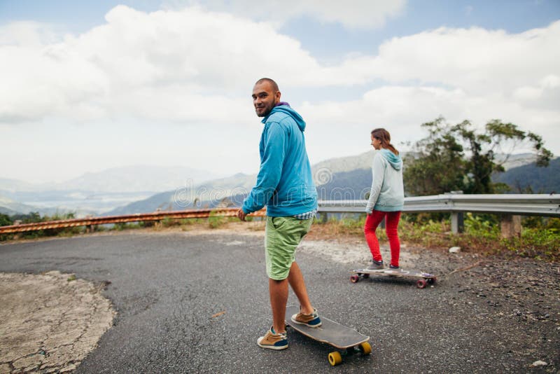 Couples de Longboarding dans les tropiques photo libre de droits Couples de Longboarding dans les tropiques photo libre de droits