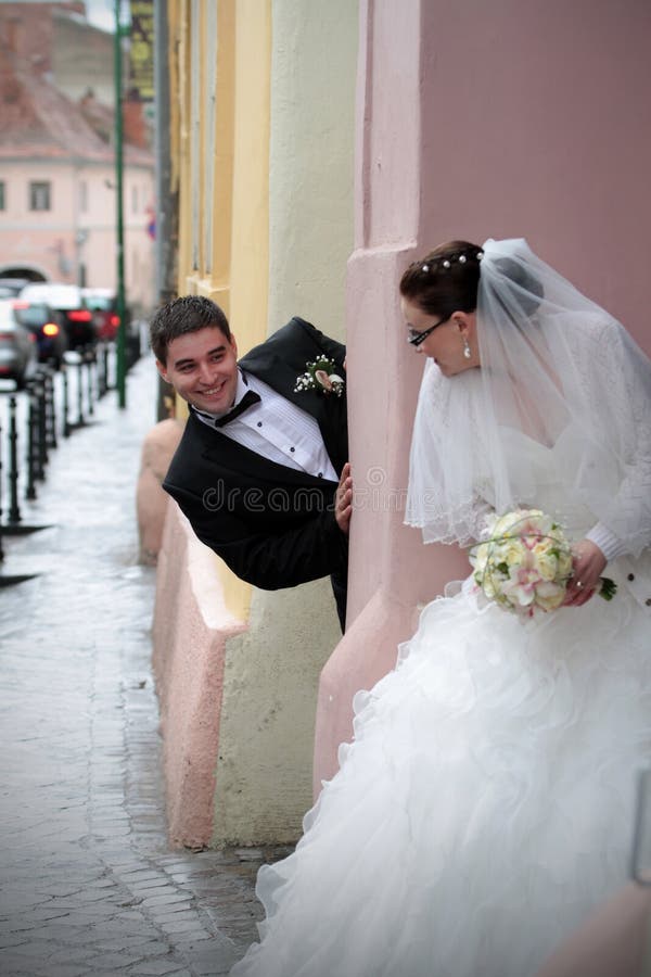Couples De Mariage Jouant Le Cache cache Image stock Image du romantique heureux 34377141