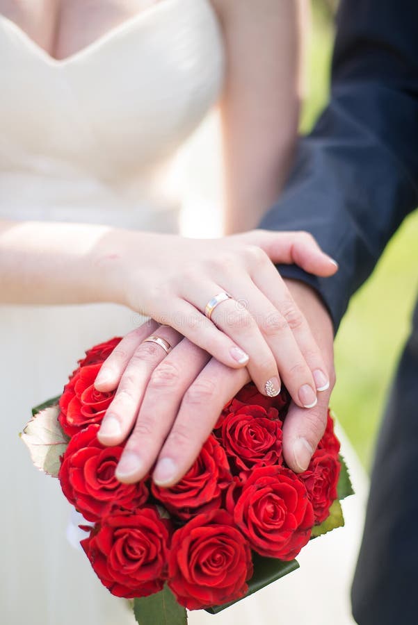 Couples de mariage mains et anneaux sur le bouquet de la jeune mariée Déclaration de l'amour Épouser le fond, détails de jour photos stock Couples de mariage mains et anneaux sur le bouquet de la jeune mariée Déclaration de l'amour Épouser le fond, détails de jour photos stock