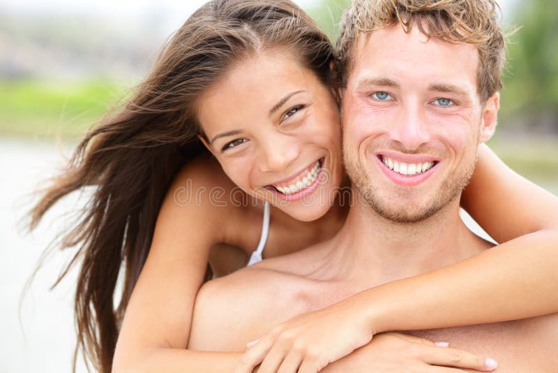 Couples de plage - jeune portrait heureux de couples image libre de droits Couples de plage - jeune portrait heureux de couples image libre de droits