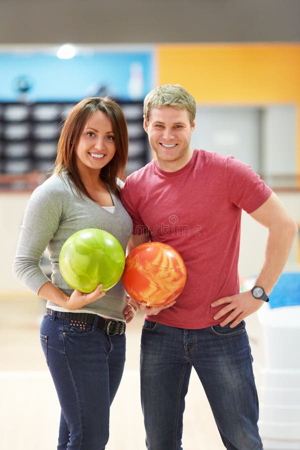 Couples de sourire image stock Couples de sourire image stock