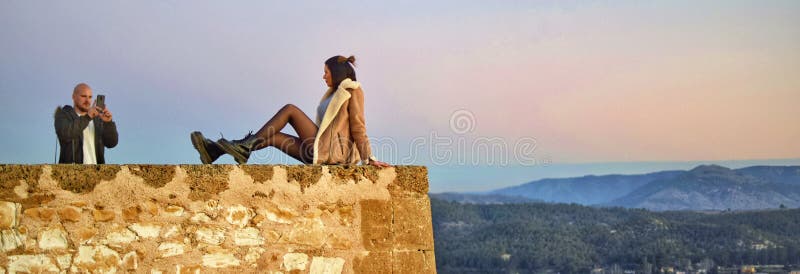 Couples de touristes prenant la photo sur le précipice du château de Caravaca en Espagne photo stock Couples de touristes prenant la photo sur le précipice du château de Caravaca en Espagne photo stock
