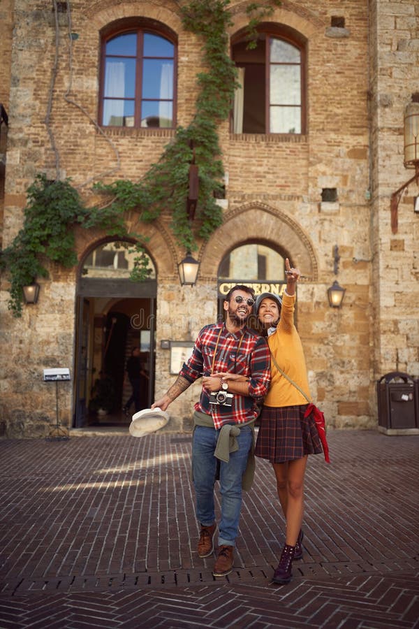 Couples de touristes de voyage tout en appr?ciant dans les vacances photos libres de droits Couples de touristes de voyage tout en appr?ciant dans les vacances photos libres de droits
