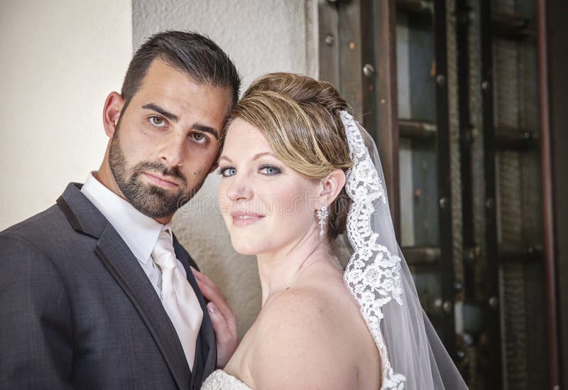 Couples de Weding par la porte rustique images libres de droits