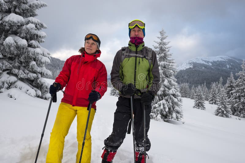 Couples des voyageurs dans les lunettes examinant la distance photographie stock libre de droits Couples des voyageurs dans les lunettes examinant la distance photographie stock libre de droits
