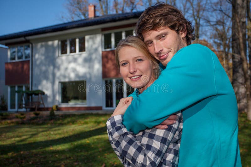 Couples devant la nouvelle maison photos stock Couples devant la nouvelle maison photos stock