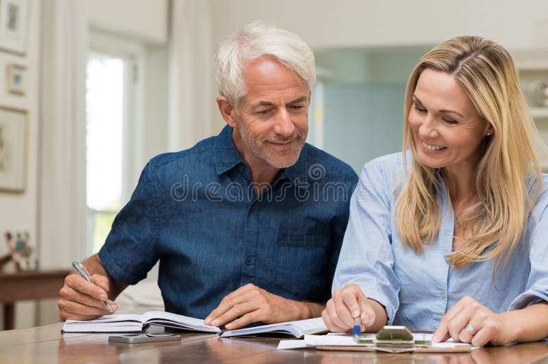 Couples discutant l'économie ménagère image stock Couples discutant l'économie ménagère image stock