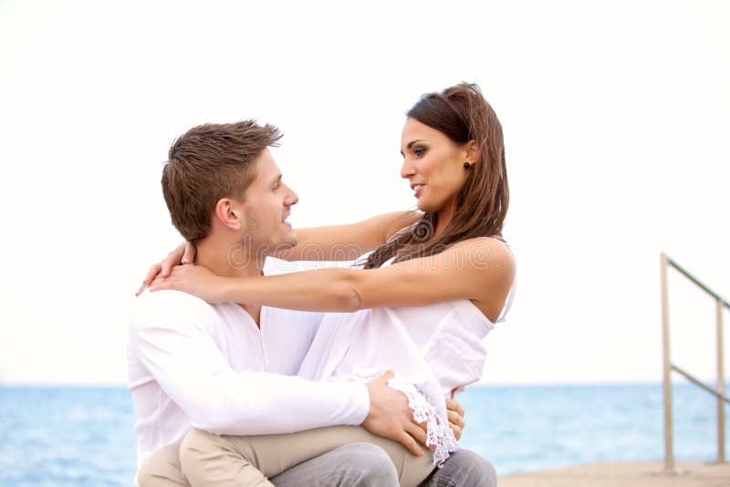 Couples doux regardant l'un l'autre image stock