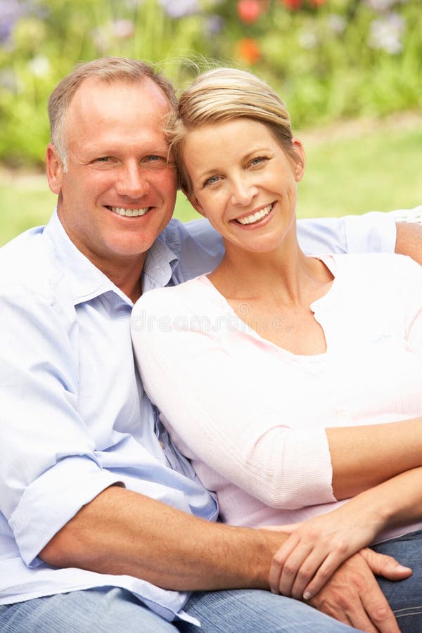 Couples détendant dans le jardin photos stock Couples détendant dans le jardin photos stock