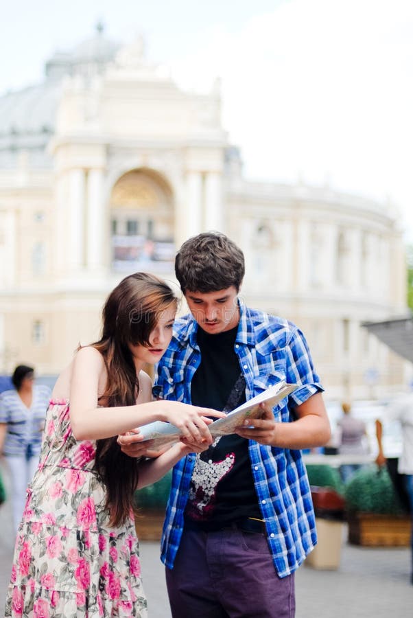 Couples en tournée recherchant des sens sur la carte photo libre de droits Couples en tournée recherchant des sens sur la carte photo libre de droits