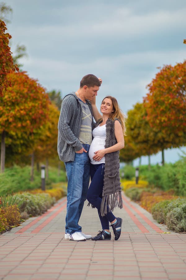 Couples enceintes - marchant au parc d'automne image stock Couples enceintes - marchant au parc d'automne image stock