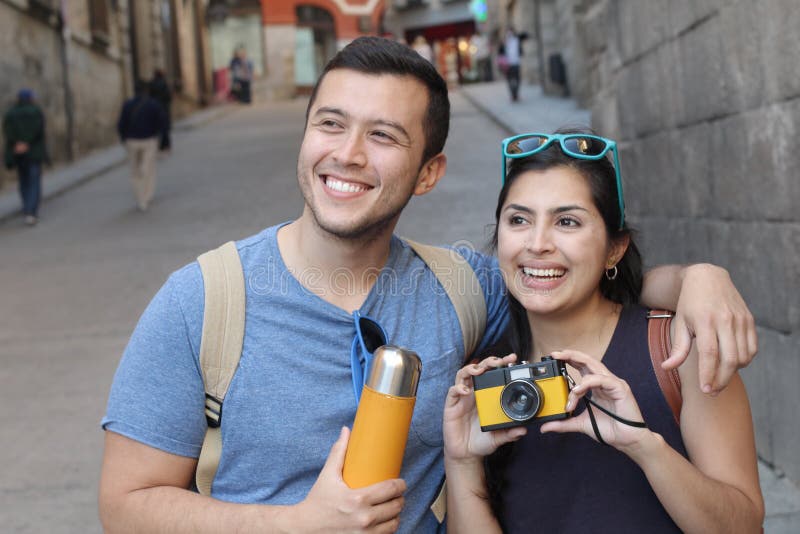 Couples ethniques gais appréciant des vacances photos libres de droits Couples ethniques gais appréciant des vacances photos libres de droits