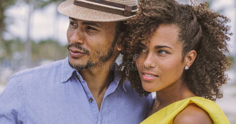 Couples ethniques regardant loin image libre de droits Couples ethniques regardant loin image libre de droits