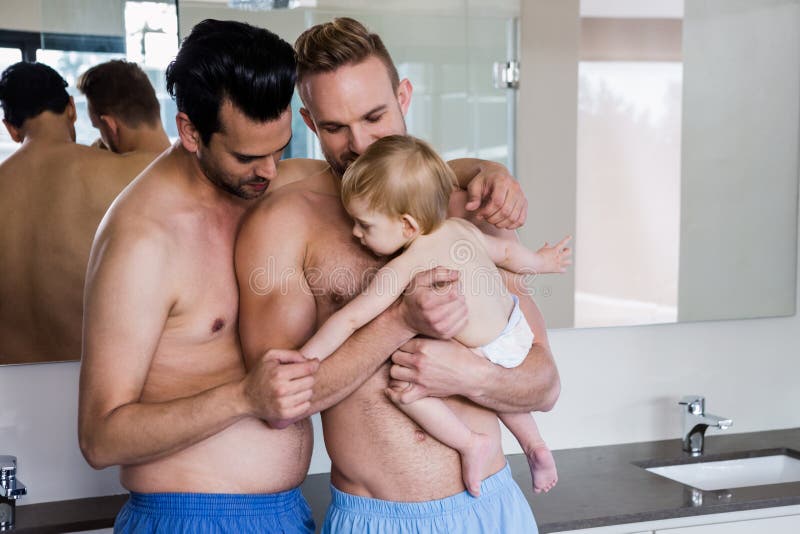 Couples gais heureux tenant leur enfant image libre de droits Couples gais heureux tenant leur enfant image libre de droits