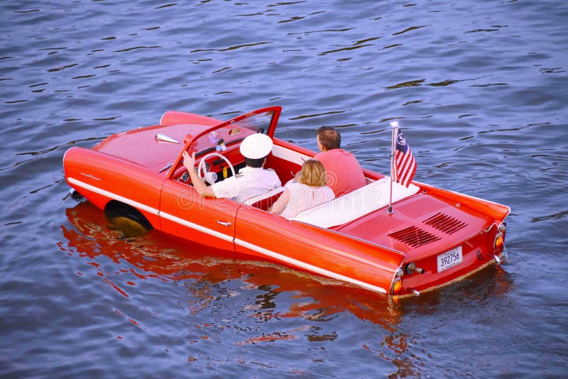 Couples gentils appréciant le tour rouge amphibie de voiture au-dessus du lac bleu à la région de Buena Vista de lac images libres de droits Couples gentils appréciant le tour rouge amphibie de voiture au-dessus du lac bleu à la région de Buena Vista de lac images libres de droits