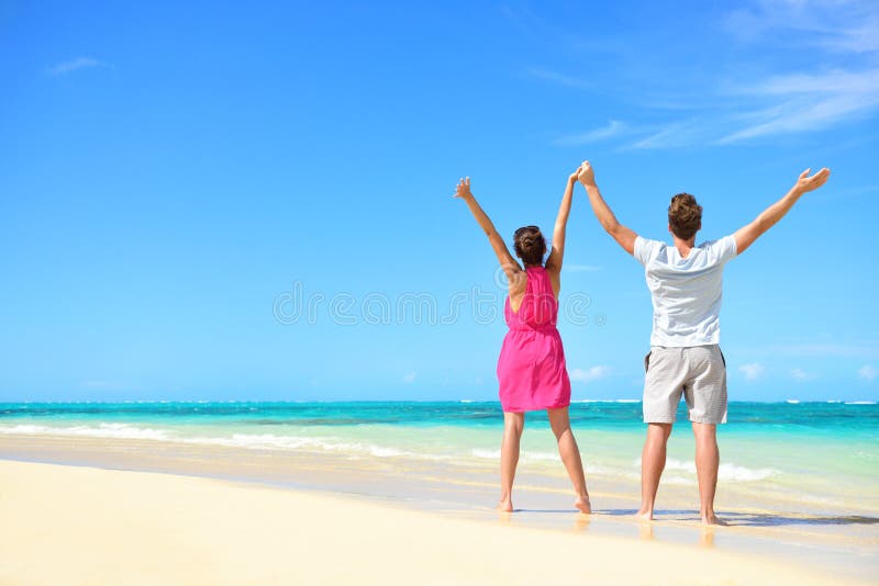 Couples gratuits heureux encourageant des vacances de voyage de plage image libre de droits Couples gratuits heureux encourageant des vacances de voyage de plage image libre de droits