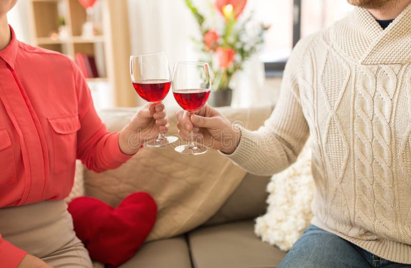 Couples heureux buvant du vin rouge le jour de valentines photographie stock libre de droits Couples heureux buvant du vin rouge le jour de valentines photographie stock libre de droits