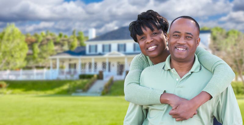Couples heureux d'Afro-américain devant la belle Chambre photo libre de droits