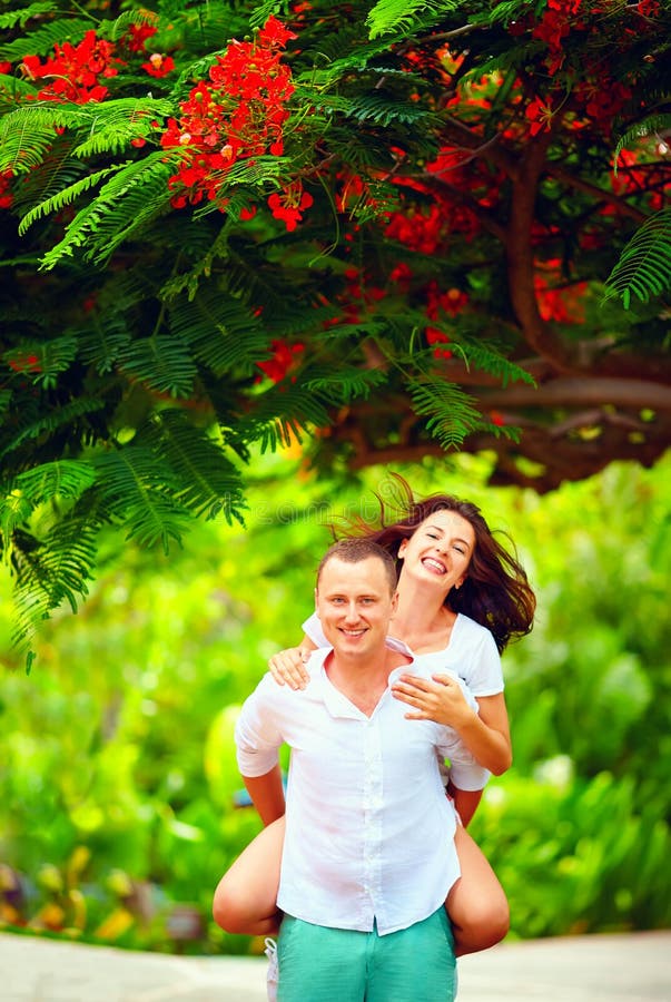 Couples heureux dans l'amour ayant le jardin d'amusement au printemps photo stock Couples heureux dans l'amour ayant le jardin d'amusement au printemps photo stock