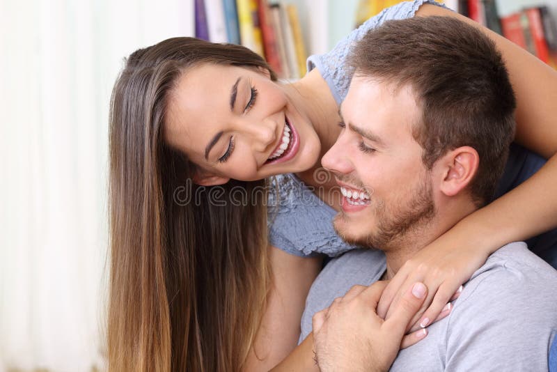 Couples heureux dans l'amour flirtant à la maison images libres de droits Couples heureux dans l'amour flirtant à la maison images libres de droits