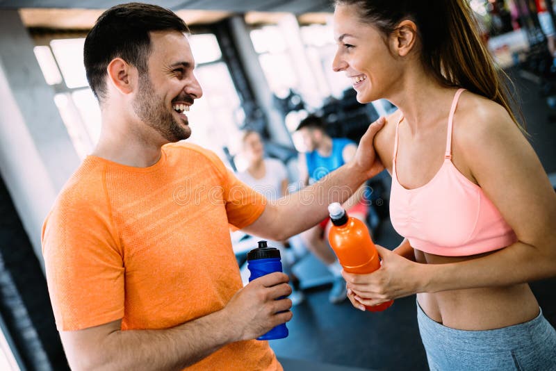 Couples heureux dans un club de santé image stock Couples heureux dans un club de santé image stock