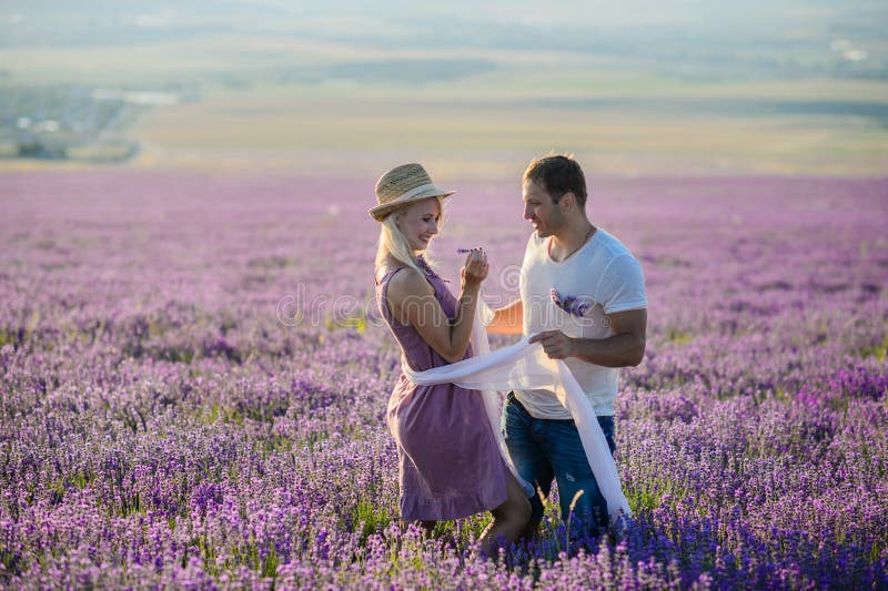 Couples heureux dans un domaine de lavande photo stock Couples heureux dans un domaine de lavande photo stock