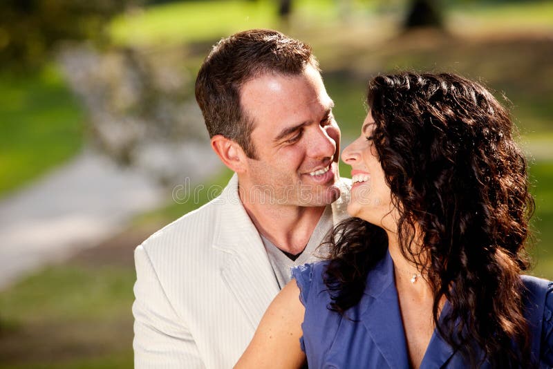 Couples heureux de baiser images stock Couples heureux de baiser images stock