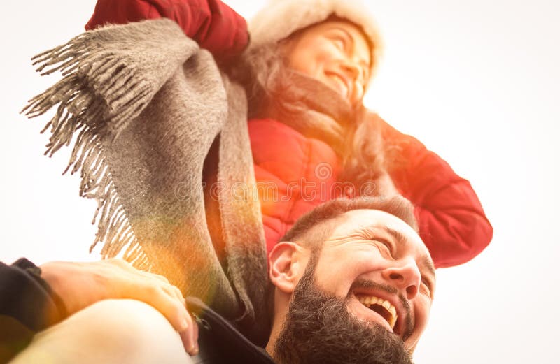 Couples heureux des voyageurs dans l'amour appréciant l'horaire d'hiver dehors photos stock Couples heureux des voyageurs dans l'amour appréciant l'horaire d'hiver dehors photos stock
