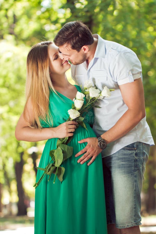 Couples heureux - le mari et son épouse enceinte pendant l'automne se garent photos stock Couples heureux - le mari et son épouse enceinte pendant l'automne se garent photos stock