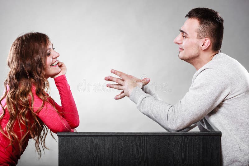 Couples heureux parlant la date conversation photographie stock