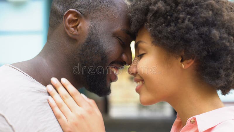 Couples heureux poussant du nez, moments romantiques, unité de relation, affection d'amour