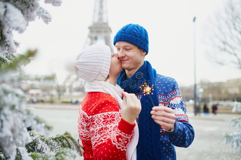 Couples heureux pr?s de Tour Eiffel un jour d'hiver image stock Couples heureux pr?s de Tour Eiffel un jour d'hiver image stock