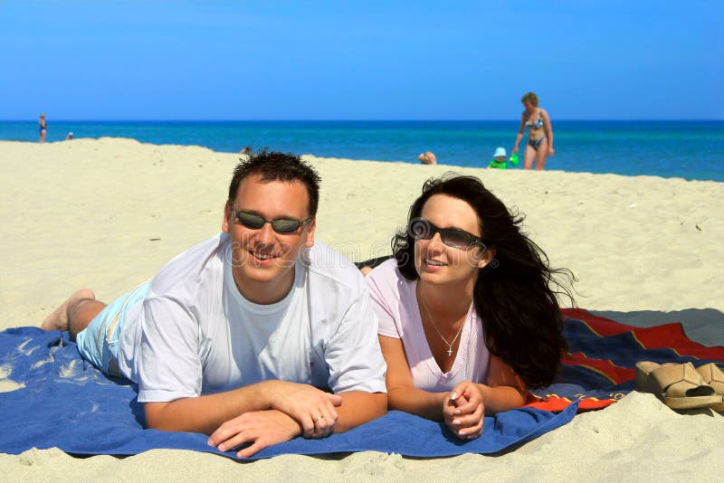 Couples heureux sur la plage image stock Couples heureux sur la plage image stock