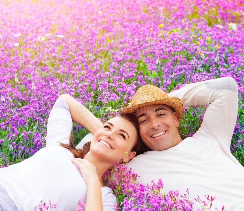 Couples heureux sur le gisement de lavande image stock