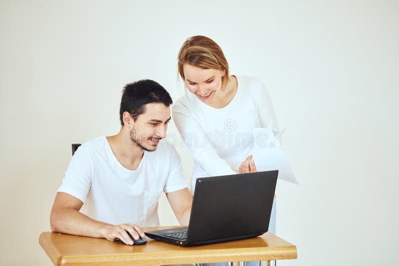 Couples heureux à la maison à payer les factures avec l'ordinateur portable