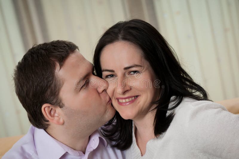 Couple - homme embrassant sa femme images libres de droits